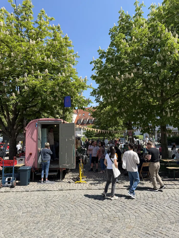 Der pinke Bauwagen mit offener Tür beim Söflinger Flohmarkt