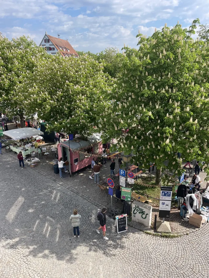 Blick von oben auf den Bauwagen und das Grand-Opening-Schild