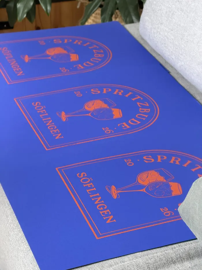 Blaue Spritzbude-Poster mit korallfarbenem Logo