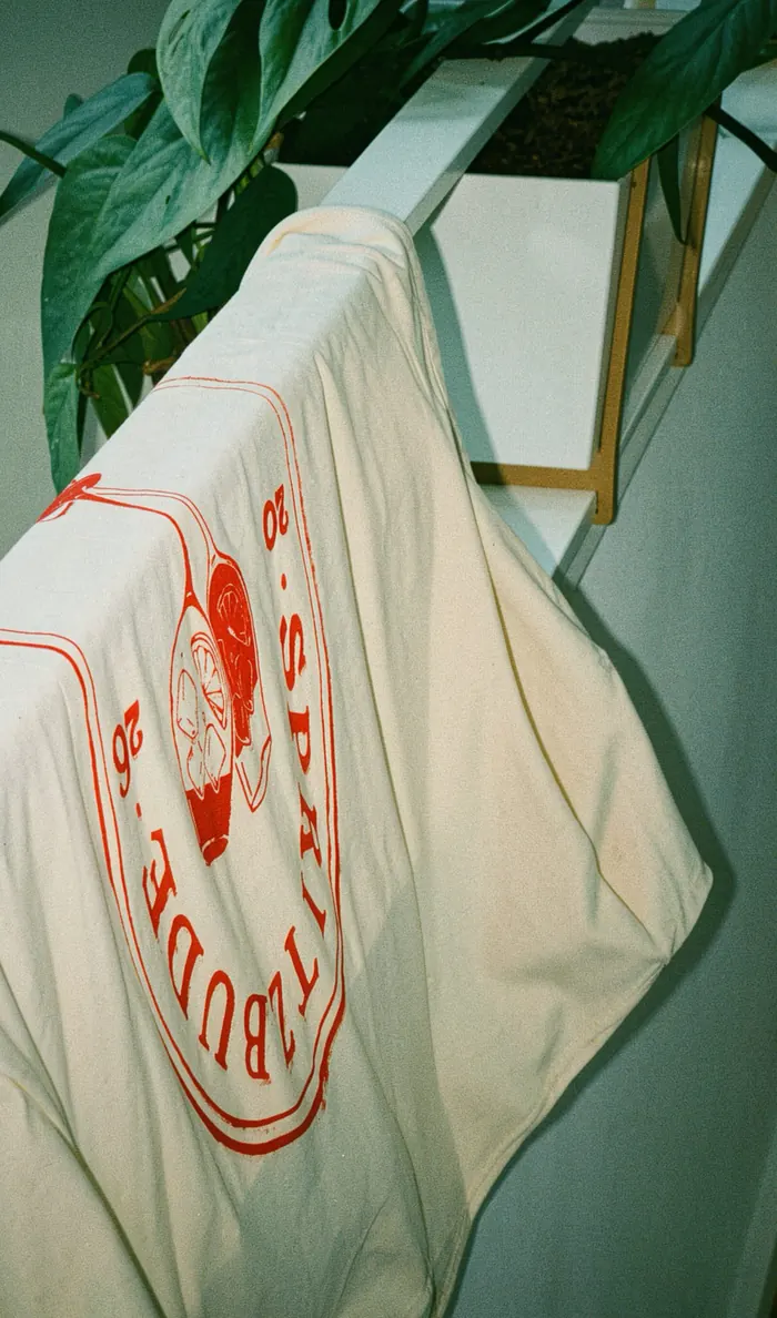 Spritzbude-Shirt über einem Geländer, Print im Detail