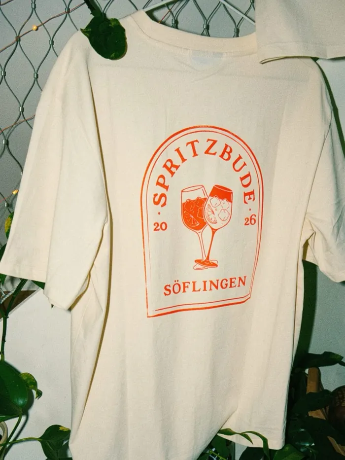 Rückseite des cremefarbenen Spritzbude-Shirts mit rotem Logo-Print
